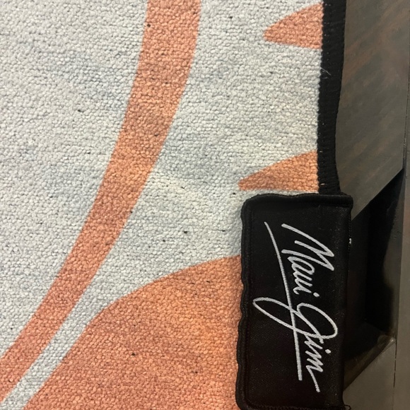 Maui Jim Hawaiian floral, sunset colors, Microfiber, Quick Dry - Picture 8 of 8